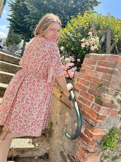 robe-courte-fleurie-rouge-fluide-vue-dso