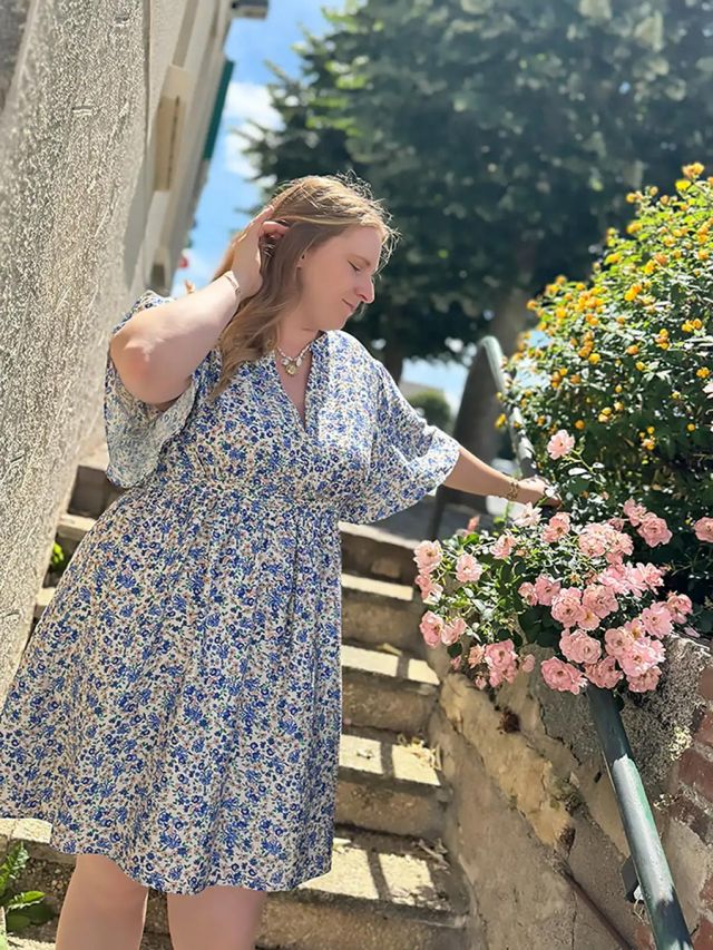 robe-courte-fleurie-bleue-manches-larges